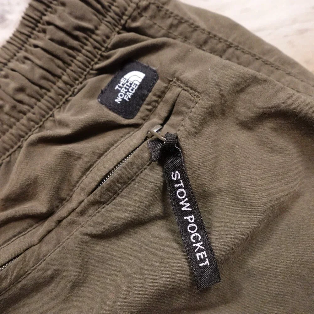 The North Face Nylon Cargo Shorts | Olive Green | Men's Size Small‎